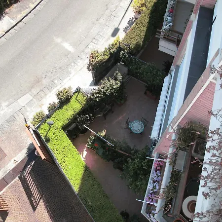 Monocamera Con Terrazzogiardino -studette -zona Panoramica Posillipo * Naples