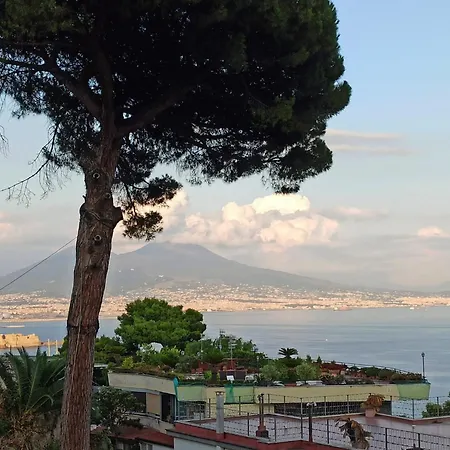 Monocamera Con Terrazzogiardino -studette -zona Panoramica Posillipo * Naples