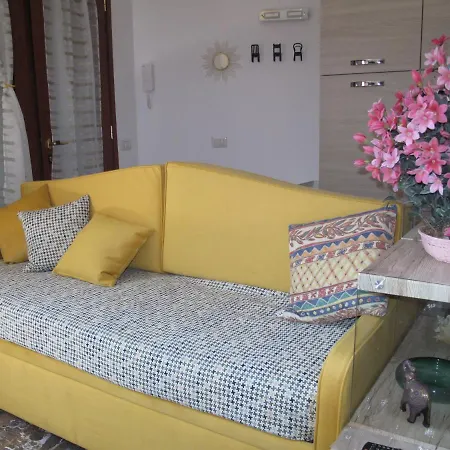 Monocamera Con Terrazzogiardino -studette -zona Panoramica Posillipo 나폴리