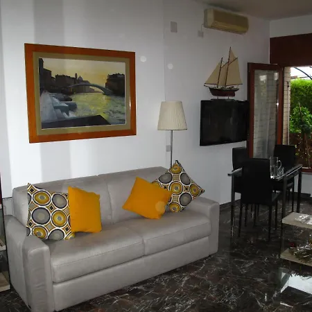 Monocamera Con Terrazzogiardino -studette -zona Panoramica Posillipo *