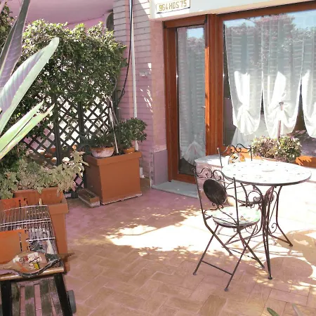 Monocamera Con Terrazzogiardino -studette -zona Panoramica Posillipo 나폴리